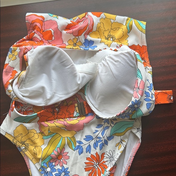 Bathing suit - Picture 11 of 11